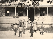 Игра в крокет во дворе дома. Муром, сер. 1890-х гг., фото Мяздриков И.П. (1854-1931 гг.)