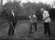 Из семейного архива Тарасовой Анастасии (г.Хайфа).  Моисей Нейман (справа) с друзьями играет в крокет (перед Второй Мировой Войной).