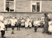 Приют общества призрения неимущих. Приютские дети за игрой в крокет. Санкт-Петербург, 1915 г.